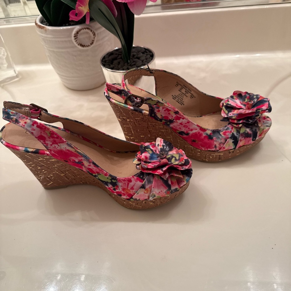 Covington Women's Multicolor Floral Cork Wedge Heels size 6.5 MAKE ME A OFFER! - Picture 16 of 17